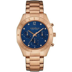Relógio analógico Caravelle New Tork com movimento quartz Miyota. Caixa em aço inoxidável de 37 mm com vidro mineral, mostrador azul e bracelete em aço inoxidável tom rosa-dourado. Resistência à água: 3 ATM. Inclui caixa, documentação e garantia de 2 anos. Marca: Caravelle New Tork