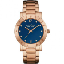 Relógio analógico Caravelle New Tork com movimento quartz Miyota. Caixa e bracelete em aço inoxidável com banho rosé dourado. Mostrador azul com vidro mineral. Diâmetro da caixa: 36 mm. Resistência à água: 3 ATM. Fecho de pressão. Inclui caixa e documentação. Garantia de 2 anos. A caixa pode variar conforme disponibilidade do fabricante.