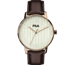 Relógio FILA Style com caixa em aço inoxidável com acabamento em ouro-rosa, mostrador branco e bracelete em couro castanho com fecho de fivela. Movimento de quartzo com bateria. Resistência à água: 5 ATM. Diâmetro da caixa aprox. 42 mm; espessura aprox. 8 mm. Inclui estojo.