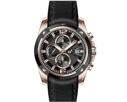 Relógio Heinrichssohn Halifax HS1012A para Homem com caixa em aço inoxidável com acabamento em ouro rosa e preto, mostrador preto e movimento quartz Miyota/Citizen JP15. Funções: duplo fuso horário, indicação do dia da semana e data. Bracelete em couro preto com fecho de fivela. Resistência à água 10 ATM. Inclui estojo. Marca: Heinrichssohn.