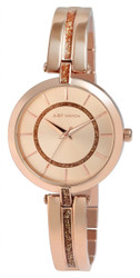 Relógio Just feminino analógico de 3 ponteiros com movimento de quartzo Miyota. Caixa metálica com vidro mineral. Diâmetro da caixa: 34 mm; altura: 8 mm. Bracelete em aço inoxidável de 14 mm de largura e comprimento aproximado de 19 cm com fecho de gancho. Fundo da caixa em aço inoxidável. Resistência à água: 3 bar. Mostrador minimalista com índices e ponteiros coordenados. Inclui caixa original e cartão de garantia. Marca: Just.