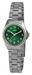 Relógio de pulso feminino Just em titânio com movimento de quartzo analógico de 3 ponteiros. Caixa redonda de titânio com 27 mm de diâmetro e 7 mm de espessura, vidro mineral. Bracelete de elos em titânio de 14 mm com fecho dobrável. Resistente à água até 5 ATM. Hipoalergénico. Inclui cartão de garantia e embalagem original Just.