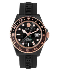 Relógio PHILIPP PLEIN GMT-I Challenger Hyper Sport em aço inoxidável com movimento quartz, vidro mineral e caixa preta de 44 mm. Mostrador analógico com horas, minutos, segundos, data e função GMT. Resistência à água: 10 ATM. Fecho com pino. Inclui estojo e documentação. Marca: PHILIPP PLEIN.