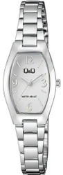Relógio Q&amp;Q by CITIZEN para Mulher com caixa formato tonneau e bracelete em aço inoxidável prateado. Vidro mineral, movimento Cal.2035, resistência à água 3 bar e fecho dobrável. Dimensões: bracelete 185 mm (comprimento) x 5,9 mm (largura), caixa 22 mm, espessura 9,2 mm. Peso 43 g.