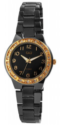 Relógio feminino analógico Q&amp;Q by CITIZEN com movimento de quartzo Miyota. Caixa metálica antracite de 30 mm e 8 mm de altura com vidro mineral. Bisel dourado com 18 cristais brancos. Mostrador preto com marcadores e ponteiros dourados. Bracelete em aço inoxidável antracite (16→14 mm), comprimento total 20 cm. Fecho dobrável com ajuste fino. Resistência à água 5 ATM. Marca: Q&amp;Q by CITIZEN.
