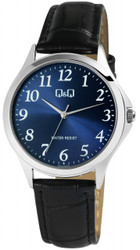 Relógio de pulso analógico de 3 ponteiros para homem com movimento de quartzo. Marca Q&amp;Q by CITIZEN. Caixa em aço inoxidável prateada, diâmetro 36 mm e altura 8 mm. Vidro mineral. Fundo em aço inoxidável. Pulseira preta em imitação de pele acolchoada com 18 mm de largura e fecho de fivela prateada. Comprimento total 24 cm. Resistência à água: 3 ATM. Mostrador azul com marcadores brancos para leitura fácil.