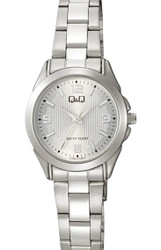 Relógio Q&amp;Q by CITIZEN para Mulher com caixa redonda em metal prateado. Diâmetro da caixa: 28 mm; espessura 8,5 mm. Movimento Cal.2035, vidro mineral e resistência à água 3 ATM. Bracelete metálica prateada com fecho dobrável; comprimento 190 mm, largura 14 mm. Peso aproximado 51 g.
