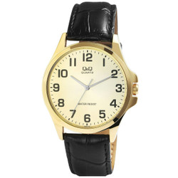 Relógio analógico de homem Q&amp;Q by CITIZEN com movimento de quartzo de 3 ponteiros. Caixa em aço inoxidável dourada (diâmetro 39 mm, espessura 8 mm) com vidro mineral e fundo em aço inoxidável. Bracelete preta em pele sintética com relevo crocodilo e fecho de fivela dourado. Comprimento total aprox. 24,5 cm. Resistente à água até 3 bar. Marca: Q&amp;Q by CITIZEN.