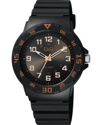 Relógio de pulso masculino Q&amp;Q by CITIZEN em resina preta com caixa redonda e vidro acrílico. Diâmetro da caixa: 43 mm; espessura: 10,5 mm. Bracelete em resina com fecho de fivela. Movimento Cal.2035. Resistência à água: 10 BAR.