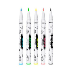 <p>O Pack Eyeliner da BETER Genius Tribe é o conjunto definitivo para quem adora pintar o rosto e o corpo, seja para festas, eventos, Carnaval ou simplesmente para momentos de criatividade. Com 5 marcadores de ponta fina em cores vibrantes, podes desenhar com precisão e dar vida a todas as tuas ideias.</p>
<p><strong>CARACTERÍSTICAS:</strong><br /><br />SUAVE NA PELE, INTENSO NA COR: A fórmula especial é suave e segura para a pele sensível, mas garante uma cor intensa e opaca, para um resultado profissional.</p>
<p>FÁCIL DE REMOVER: No final da brincadeira, a maquilhagem sai facilmente com água e sabão neutro, sem necessidade de produtos agressivos.</p>
<p>SEGURO E CONSCIENTE: Os marcadores são adequados para peles sensíveis, são vegan e livres de glúten, garantindo uma experiência segura para crianças e adultos.</p>
<p></p>
<p><strong>Ideal para:<br /></strong>Fantasias de Carnaval, Halloween, festas de aniversário e cosplay.<br />Atividades criativas em casa (pintura facial e corporal).<br />Eventos infantis, escolas e ATL.<br />Maquilhadores e artistas que procuram ferramentas práticas e seguras.<br />Presentes divertidos e criativos para crianças e adultos.</p>