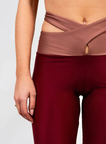 As leggings com um design cruzado na cintura, que proporciona suporte e valoriza a silhueta, estas leggings são idealis para treinos ou looks casuais com personalidade.
