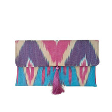 Esta clutch elegante combina tradição e modernidade com um requintado padrão Ikat em tons suaves . O seu design versátil e detalhes sofisticados fazem desta peça o acessório perfeito para eventos especiais ou para um toque distinto no dia a dia.



Design multifuncional – Usa como clutch de mão ou com a corrente dourada removível
Pormenores sofisticados – Fecho decorado com um tassel elegante para um toque especial
Tecido premium – Feita em Ikat artesanal de alta qualidade
Interior forrado – Maior resistência e sofisticação

Ideal para: Casamentos, eventos formais, jantares, festas ou para qualquer momento em que queiras brilhar.