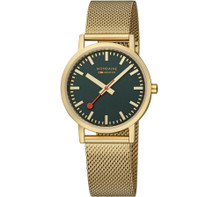Relógio Mondaine Swiss Classic Railways A660 para mulher. Caixa e bracelete em aço inoxidável com revestimento dourado mate, mostrador verde, vidro mineral, movimento de quartzo e resistência à água 3 ATM. Diâmetro da caixa: 36 mm; espessura: 7 mm. Inclui caixa e livreto. Marca: Mondaine Swiss.