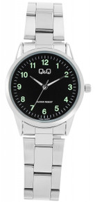 Relógio feminino com movimento de quartzo, caixa metálica, vidro mineral e bracelete ajustável em aço inoxidável prateado. Marca: Q&Q by CITIZEN. Modelo: C09A-005PY. Material: Aço inoxidável. Cor: Prateado.