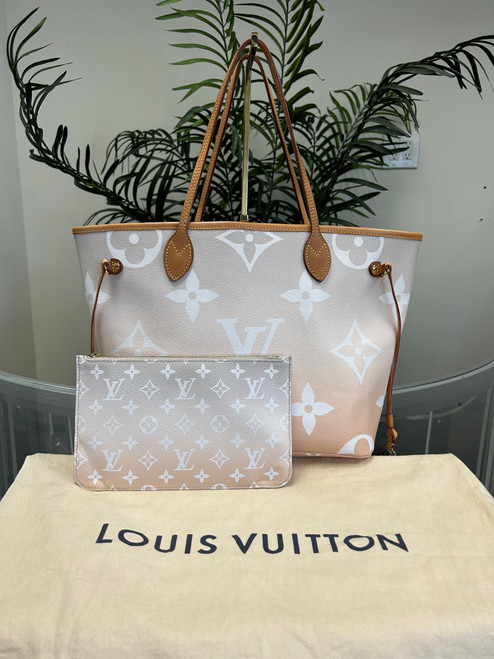 Louis Vuitton, MM Never full  by the pool