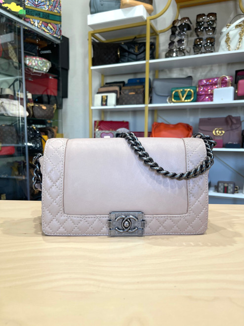 NUDE MEDIUM CHANEL BOY GUNMETAL HARDWARE