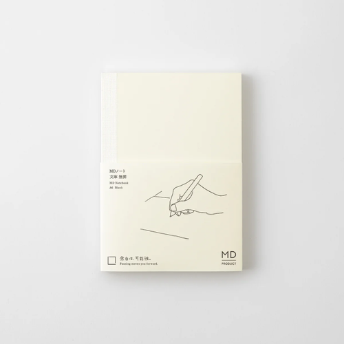 Minimalist Midori MD Notebook A6 size blank edition, showing its signature cream cover, exposed cheesecloth thread binding, and blank unlined pages. / Carnet minimaliste Midori MD Notebook taille A6 édition vierge, montrant sa couverture crème emblématique, sa reliure au fil apparente et ses pages blanches unies.