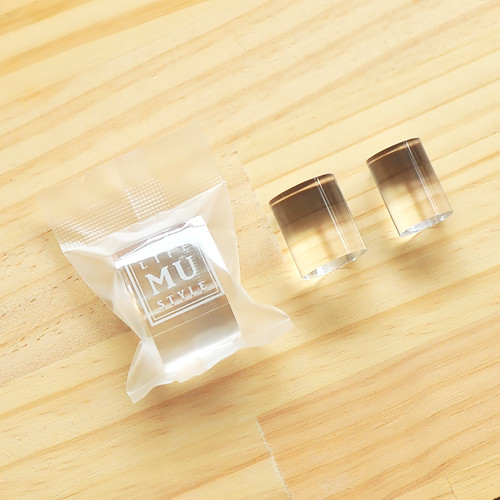 MU Cylinder Acrylic Stamp Handle Set of 2. Transparent round blocks in sizes 1.8cm and 2.2cm for clear silicone stamps. Lot de 2 poignées de tampon cylindriques MU en acrylique. Blocs ronds transparents de 1,8 cm et 2,2 cm pour tampons en silicone.