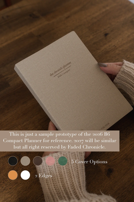 Faded Chronicle 2027 Chronicle Planner B6 Compact edition showing a collection of its 10 unique cover options with an open view of its lay-flat ink-friendly pages. Agenda Faded Chronicle 2027 Chronicle Planner Édition B6 Compact, présentant ses 10 options de couverture uniques et ses pages intérieures plates adaptées aux stylos plume.