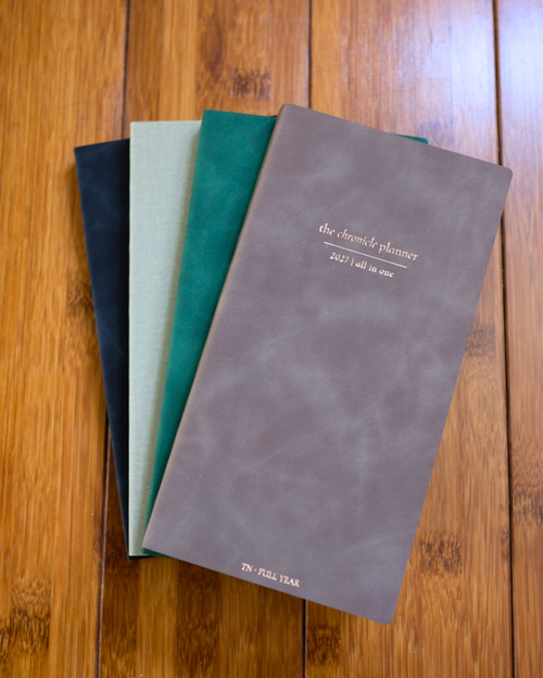 Faded Chronicle 2027 Chronicle Planner TN All In One insert displaying its 10 unique cover styles alongside an open view of its slim, fountain-pen-safe pages. Carnet de rechange Faded Chronicle 2027 Chronicle Planner Édition TN All In One, montrant ses 10 styles de couverture et ses pages intérieures adaptées aux stylos plume.