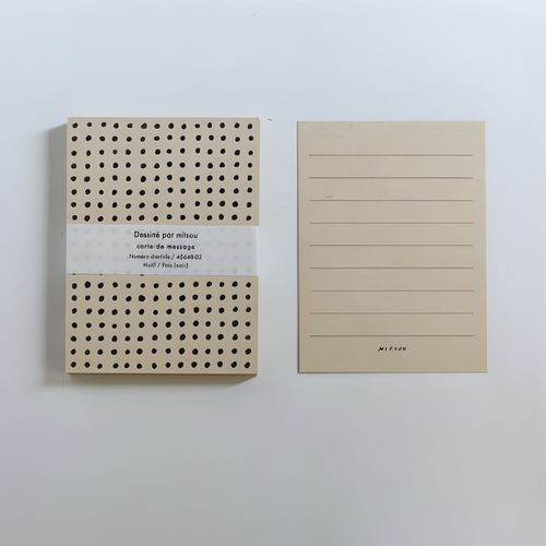 A stack of Classiky Mitsou Letterpress Label Cards in a black dot pattern, showing the deep indentation of the letterpress printing. Une pile de cartes étiquettes typographiques Classiky Mitsou à pois noirs, affichant la texture gaufrée de l'impression typographique.