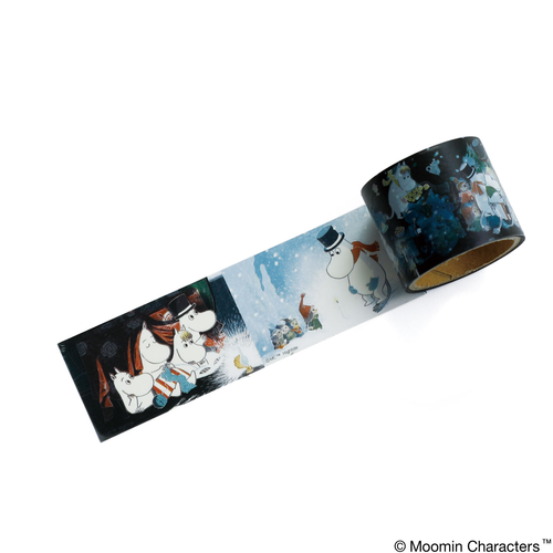 HIGHTIDE x Moomin PET Tape (Winter Holiday), a transparent masking tape roll featuring snowy Moominvalley scenes and winter character illustrations. Ruban adhésif transparent (PET) HIGHTIDE x Moomin (Vacances d'Hiver), présentant des scènes enneigées de la Vallée des Moomins et des illustrations hivernales.