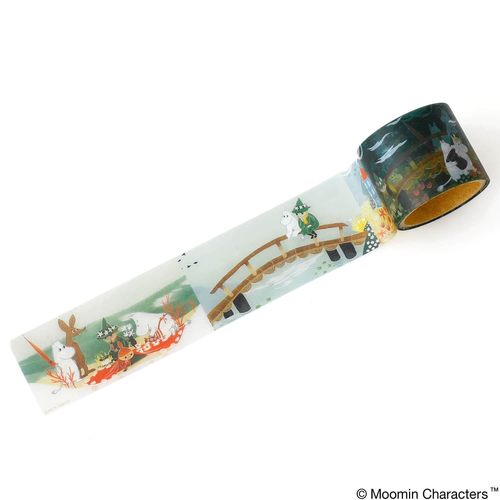 HIGHTIDE x Moomin PET Tape (Moomin's Day), a clear decorative tape roll featuring scenes of daily life in Moominvalley with a transparent finish. Ruban adhésif transparent (PET) HIGHTIDE x Moomin (Une journée de Moomin), présentant des scènes du quotidien dans la Vallée des Moomins.