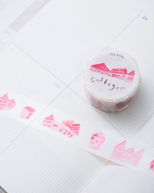 dodolulu itsy bitsy Washi Tape in Cottages design, featuring whimsical watercolor illustrations of cozy little houses on a 2cm wide roll. Ruban adhésif washi dodolulu itsy bitsy (Cottages), avec des illustrations à l'aquarelle de petites maisons chaleureuses sur un rouleau de 2 cm.