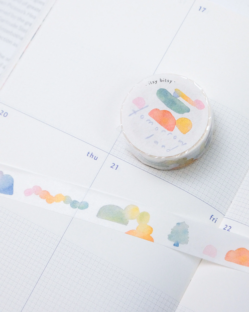 dodolulu itsy bitsy Washi Tape in Tomorrowland design, featuring whimsical watercolor illustrations of dreamlike figures and elements on a 1.5cm slim roll. Ruban adhésif washi dodolulu itsy bitsy (Tomorrowland), avec des illustrations oniriques à l'aquarelle sur un rouleau mince de 1,5 cm.
