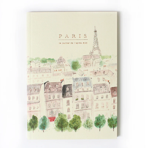 A5 travel journal featuring a watercolor illustration of the Eiffel Tower and Parisian cityscapes in pastel colors on a white cover. Carnet de voyage A5 avec une illustration à l'aquarelle de la Tour Eiffel et de paysages parisiens aux couleurs pastel sur une couverture blanche.