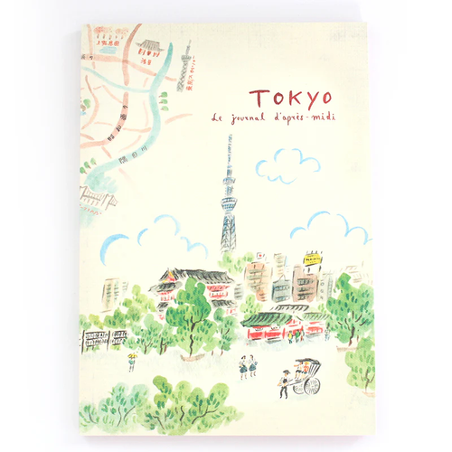 A5 travel journal featuring a watercolor illustration of a Tokyo street scene with cherry blossoms and traditional architecture on a white cover. Carnet de voyage A5 avec une illustration à l'aquarelle d'une rue de Tokyo avec des fleurs de cerisier et une architecture traditionnelle sur une couverture blanche.