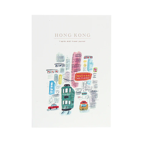 A5 travel journal featuring a watercolor illustration of a traditional green Hong Kong tram on a bustling city street with a white cover. Carnet de voyage A5 avec une illustration à l'aquarelle d'un tramway vert traditionnel de Hong Kong dans une rue animée de la ville sur une couverture blanche.