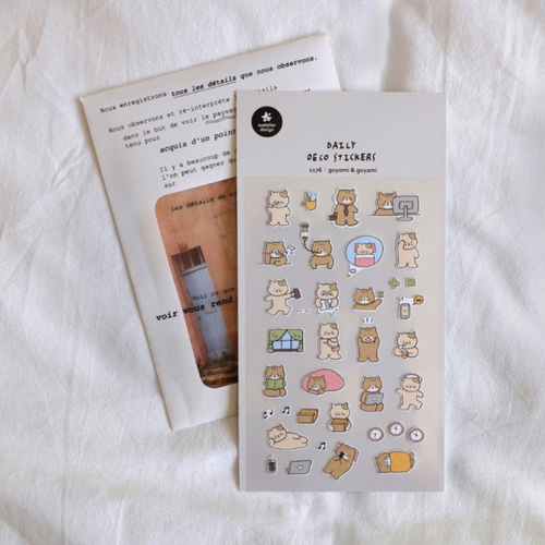 Suatelier No. 1176 Goyomi & Goyami deco sticker sheet featuring cute illustrated cat characters in various daily life poses. Planche d'autocollants déco Suatelier n° 1176 Goyomi & Goyami avec d'adorables personnages de chats illustrés dans diverses scènes de la vie quotidienne.