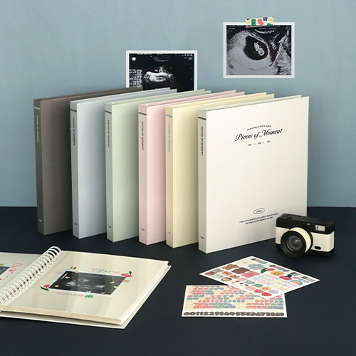 A set of three ICONIC Pieces of Moments Self-Adhesive Photo Albums shown together in Cream Yellow, Pastel Mint, and Ash Brown. Une série de trois albums photos autocollants ICONIC Pieces of Moments présentés en Jaune Crème, Menthe Pastel et Brun Cendré.