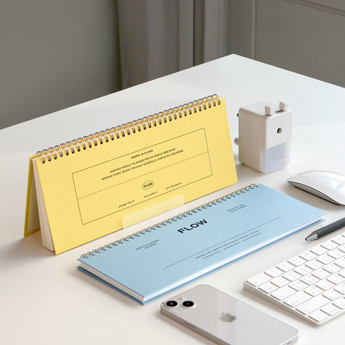The ICONIC Flow Undated Weekly Planner shown in Butter Yellow and Soft Blue side by side. Le planificateur hebdomadaire non daté ICONIC Flow présenté en Jaune Beurre et Bleu Doux côte à côte.
