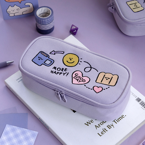 Front view of the Lavender ICONIC Doodle Pen Pouch featuring a cute character illustration and a smooth zipper. Vue de face de la trousse à crayons ICONIC Doodle Lavande avec une illustration de personnage mignonne et une fermeture éclair fluide.