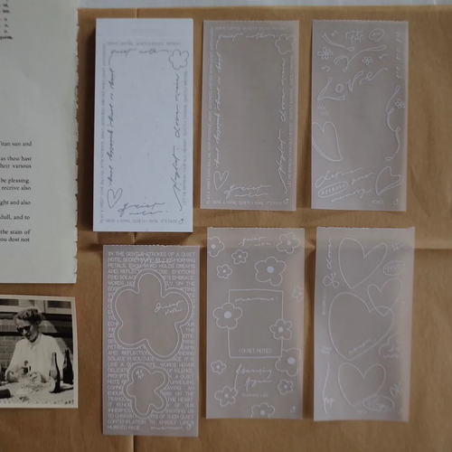 Mr. Eggplants Quiet Note Tracing Paper Memo Pad featuring 5 designs of translucent paper with delicate white ink illustrations. Bloc-notes en papier calque Quiet Note par Mr. Eggplants, avec 5 motifs de papier translucide décorés d'illustrations délicates à l'encre blanche.