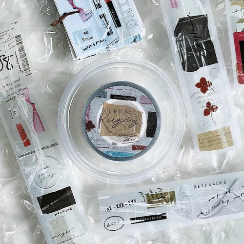 Mr. Eggplants Old Leaves PET Tape, 4cm wide, featuring vintage-style botanical illustrations of pressed leaves with a matte finish. Ruban adhésif PET Old Leaves par Mr. Eggplants, 4 cm de large, avec des illustrations botaniques de feuilles pressées de style vintage.