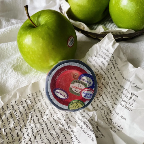 Mr. Eggplants Fruit Labels PET Tape, 3cm wide, featuring a colorful collection of glossy fruit illustrations and vintage-style produce labels. Ruban adhésif PET Fruit Labels par Mr. Eggplants, 3 cm de large, avec des illustrations de fruits colorées et des étiquettes de produits style vintage.