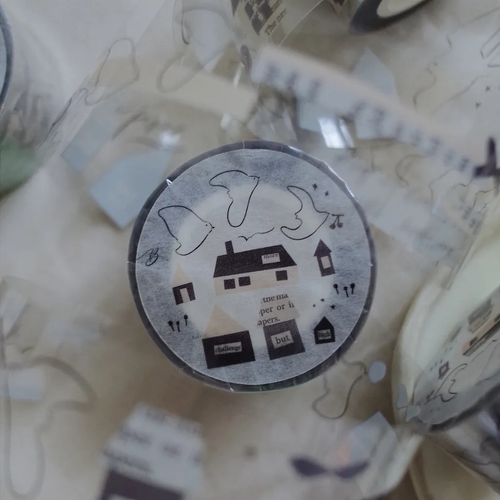 Mr. Eggplants Homecoming PET Tape, 3cm wide, featuring glossy illustrations of birds in flight with delicate white ink details. Ruban adhésif PET "Homecoming" par Mr. Eggplants, 3 cm de large, avec des illustrations d'oiseaux en plein vol et des détails à l'encre blanche.