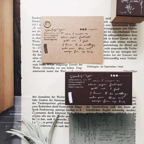 Mr. Eggplants Rubber Stamp featuring a vintage envelope or receipt doodle design, mounted on a dark brown wooden handle.
Tampon en caoutchouc Mr. Eggplants avec un motif de gribouillis d'enveloppe ou de reçu vintage, monté sur un manche en bois brun.