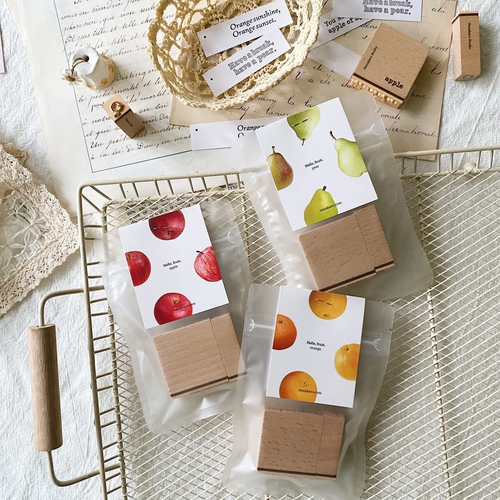 Mr. Eggplants "Hello, fruit." Rubber Stamp Set featuring an illustration of an apple, orange, or pear with a corresponding English phrase. Lot de tampons Mr. Eggplants "Hello, fruit." comprenant une illustration de pomme, d'orange ou de poire avec une phrase en anglais assortie.