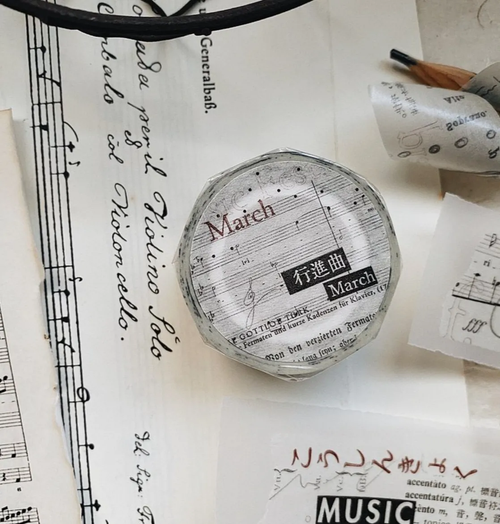 Mr. Eggplants March Washi Tape, 2.5cm wide, featuring artistic and musical motifs printed on high-quality Japanese washi paper. Ruban adhésif washi Mr. Eggplants "March", 2,5 cm de large, avec des motifs artistiques et musicaux imprimés sur du papier washi japonais.