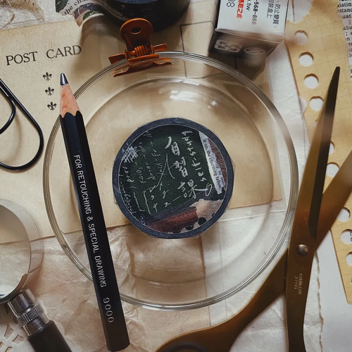 Mr. Eggplants Self-Study Washi Tape, 2.5cm wide, featuring nostalgic school-themed sketches and handwritten notes on Japanese washi paper. Ruban adhésif washi Mr. Eggplants "Self-Study", 2,5 cm de large, avec des croquis d'école nostalgiques et des notes manuscrites sur papier washi.