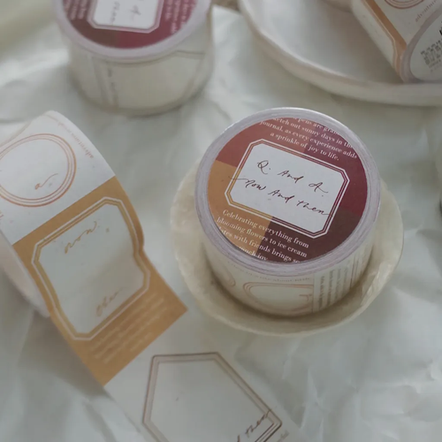 Mr. Eggplants Now and Then Sticky Memo Tape, 3cm wide, featuring perforated 3x5cm writeable paper notes with vintage and architectural frame designs. Ruban de notes adhésives Mr. Eggplants "Now and Then", 3 cm de large, avec des notes en papier perforées de 3x5 cm aux motifs de cadres vintage et architecturaux.