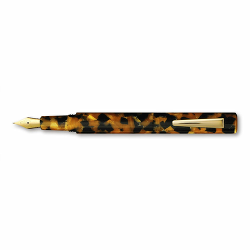 attaché Marbled Fountain Pen in Brown, a compact pocket-sized pen with a semi-translucent marbled acrylic body and 24K gold-plated nib. Stylo-plume attaché Marbled en marron, un stylo de poche compact avec un corps en acrylique marbré semi-translucide et une plume plaquée or 24 carats.
