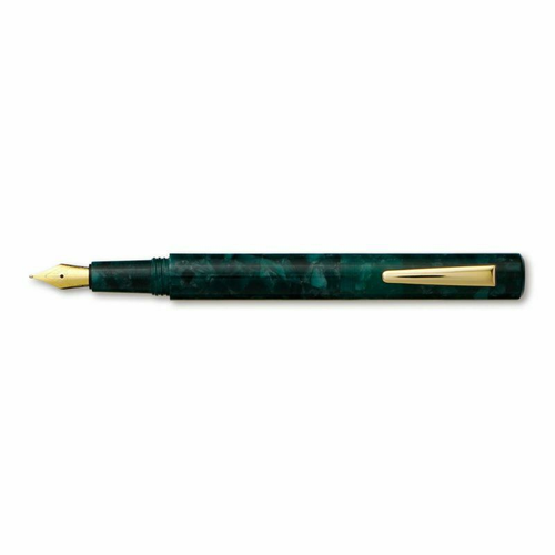 attaché Marbled Fountain Pen in Green, featuring a swirling forest-green acrylic body, compact pocket size, and a 24K gold-plated fine nib. Stylo-plume attaché Marbled en vert, avec un corps en acrylique vert forêt tourbillonnant, format de poche compact et plume fine plaquée or 24 carats.