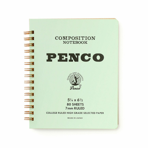 Penco Coils Notebook M in Mint green, featuring a thick board cover with letterpress logo and 160 pages of 7mm blue ruled paper. Carnet à spirales Penco Coils taille M en vert menthe, avec une couverture en carton épais, logo typographique et 160 pages de papier ligné bleu.