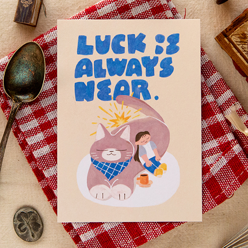 OURS Lucky Star Post Card "Little Break" featuring a cozy illustration of a cat resting next to a lucky star. Whimsical Taiwanese stationery design by KOOPA. Carte postale OURS Lucky Star "Petite Pause" avec une illustration apaisante d'un chat se reposant à côté d'une étoile chanceuse. Papeterie taïwanaise de KOOPA.