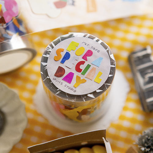 OURS "For a Special Day" Kiss-cut PET Tape, 4cm wide. Transparent tape featuring pre-cut illustrations of tea cups, letters, and cozy moments by KOOPA. Ruban PET prédécoupé (Kiss-cut) OURS "For a Special Day", largeur 4 cm. Ruban transparent avec illustrations de tasses de thé et de lettres par KOOPA.